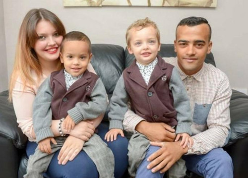 黑白配夫妻生下黑白双胞胎机率百万分之一(图)