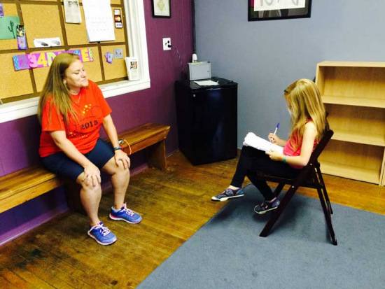 8岁女孩创办报纸:一手包办采访写稿和摄影(图)