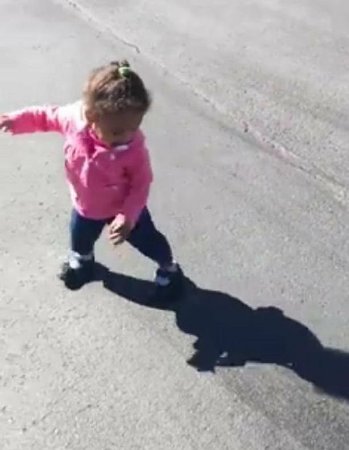 萌娃初遇自己影子被吓到:疯狂奔跑放声尖叫(图)