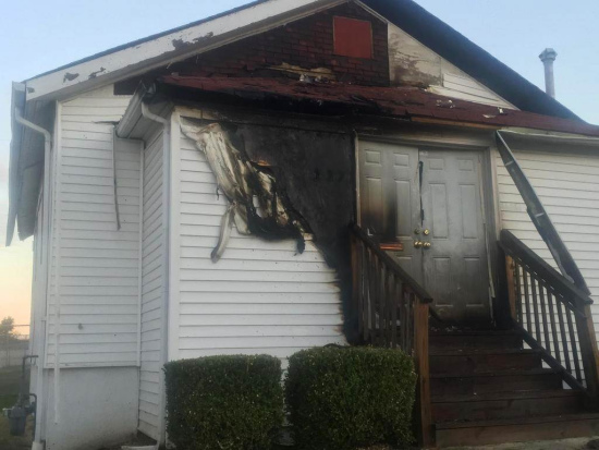 因爱生恨?男子火烧女友房子在房顶上跳舞庆祝