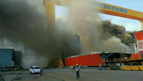 韩一造船厂发生火灾致1死7伤警方调查起火原因