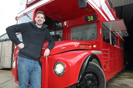 老爷车重焕生机:男子将旧巴士打造成移动酒吧