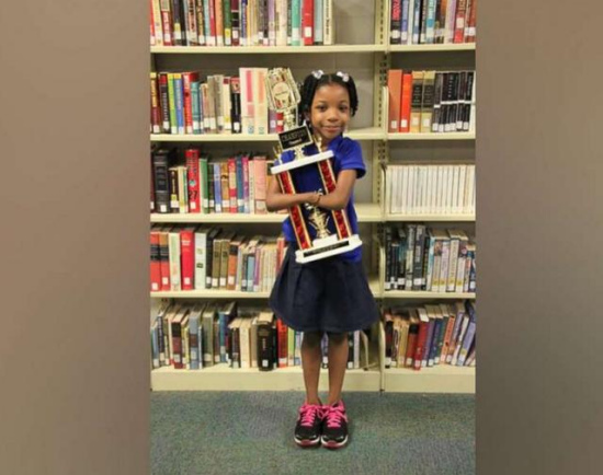 7岁女孩天生没手以前臂握笔赢写字比赛冠军(图)