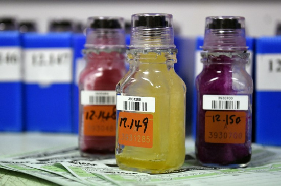 教授让学生喝“尿”称可加分女汉子提垃圾桶挑战