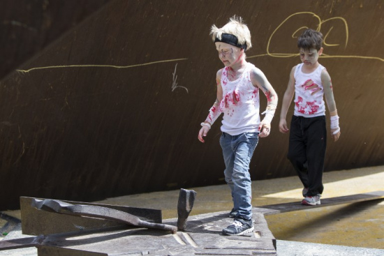 女摄影师让24名孩子拍儿童版僵尸照引高度争议