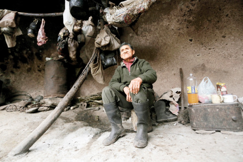 近8旬老人居洞穴40年唯一电子设备是收音机(图)