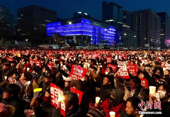 韩民众首尔举行第6次烛光集会要求逮捕朴槿惠