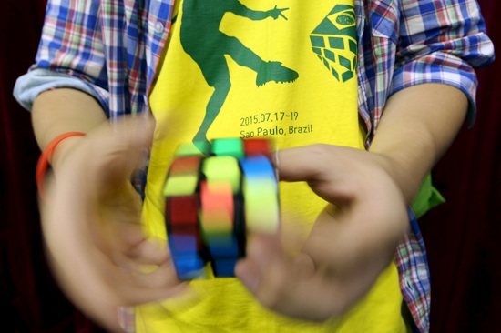 闪电手!澳大利亚小伙4.73秒还原魔方破世界纪录