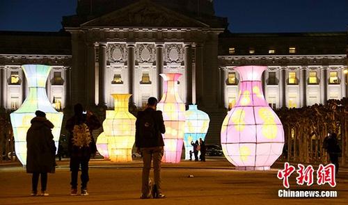 美旧金山展出华人姓氏灯笼庆祝香港回归20周年