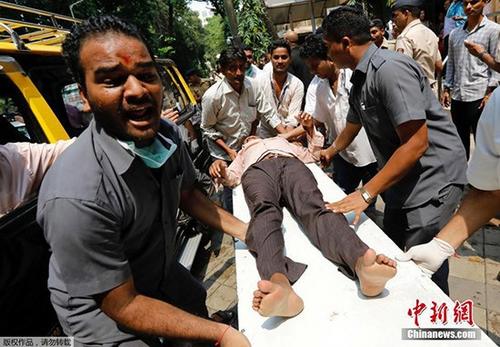 印度孟买火车站踩踏致15人死亡遇难人数或上升