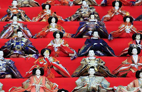 组图3万女儿节人偶同时亮相日本胜浦街头