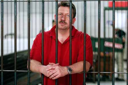 "头号军火贩子"被捕后不失风度 美俄争相引渡