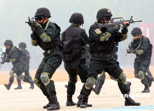 中国武警部队"雪豹突击队"进行反恐演习