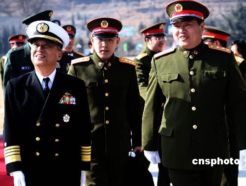 日本自卫队联合参谋长参观解放军炮兵旅