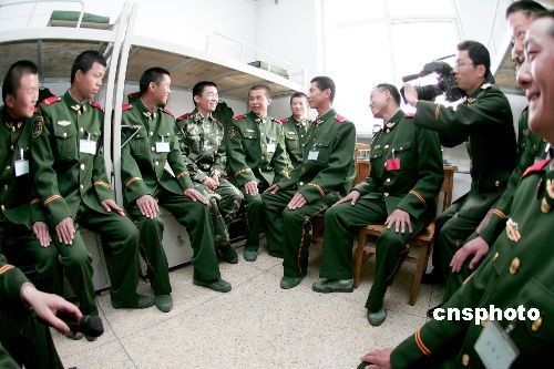 图:王宝强到警营与新战士话军旅人生(2)