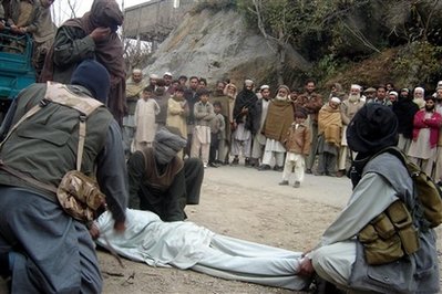 斯瓦特山谷塔利班成员用"鞭尸"恐吓当地居民