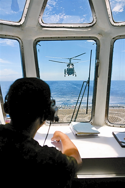 舰上塔台指挥.(图片来源:解放军报)