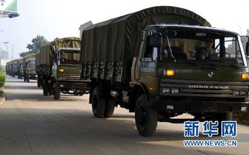 解放军和武警部队全力以赴在舟曲抢险救灾