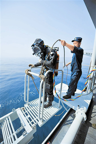 海军重型潜水服图片