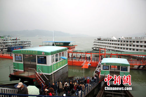 图为太平溪港下船的旅客排成了长龙. 作 者:刘良伟