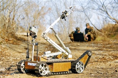 中国首台遥控防化侦察机器人亮相 冲锋百危不惧