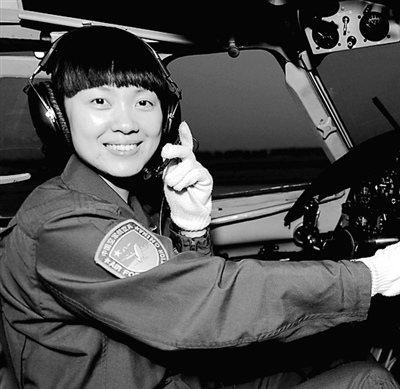 广空运输航空兵某师女机长:深夜长空磨利剑