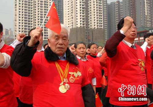 重庆万名党员重温入党誓言 九旬老红军最年长