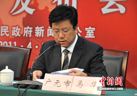 图片说明:中共广元市委副书记,市长马华介绍广元市灾后恢复重建情况.