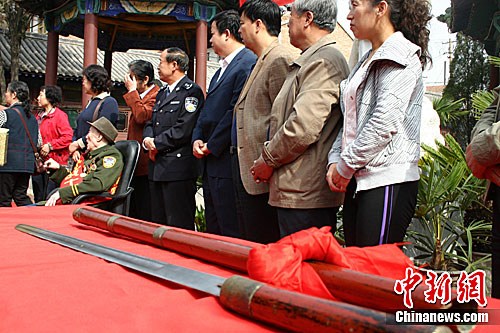 左权将军警卫员耄耋之年了心愿 捐赠抗日战刀