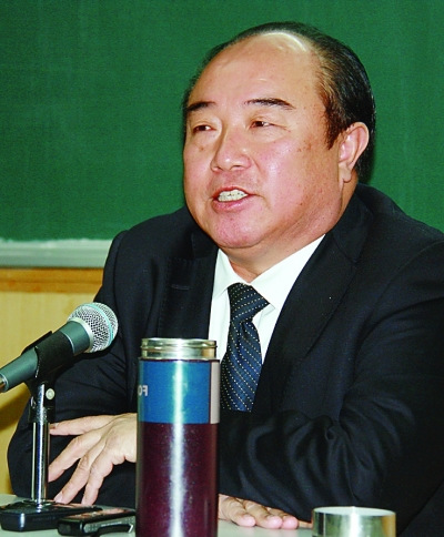 鲍振东的魅力党课:经常被自发掌声所打断(图)