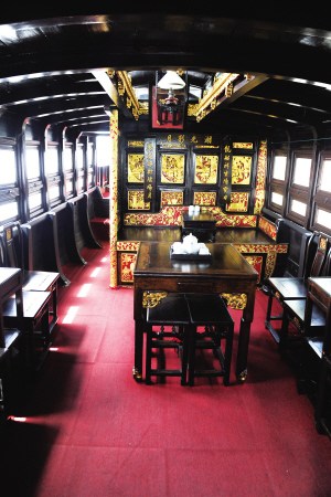 当年召开会议的红船内景