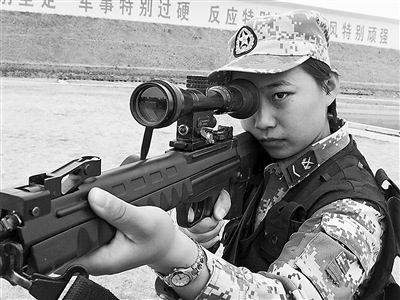 两栖侦察"女枪王":从不睁一只眼闭一只眼(图)