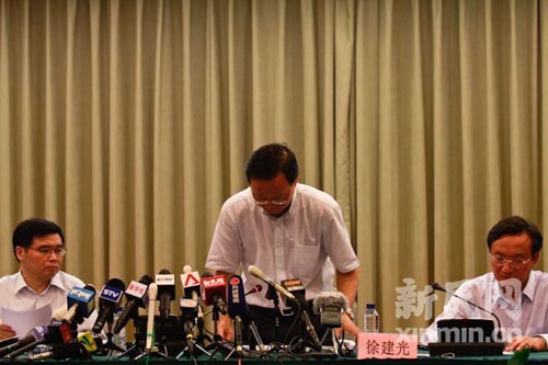 俞光耀鞠躬道歉.新民网记者 萧君玮 通气会现场回传