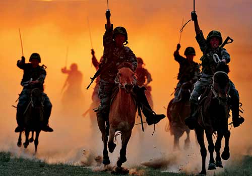 内蒙古军区培训骑兵部队 官兵乘马射击仅靠腿支撑