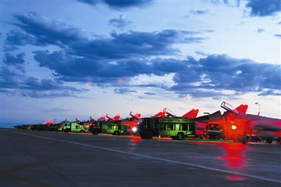 中国空军某场站开展大场次飞行保障演练(图)