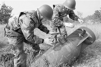 中国空军“拆弹部队”：弹药销毁中与“死神”较量-中新网