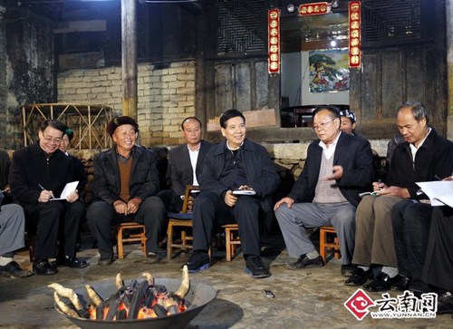 云南省委书记夜宿农家"问计":问之殷殷 答之切切