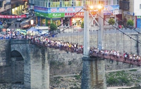 四川巴中吊桥不堪重负将拆除曾是当地文化符号
