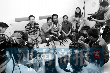 刘洋母亲看直播吓得头晕:女儿回来才能放心(图)