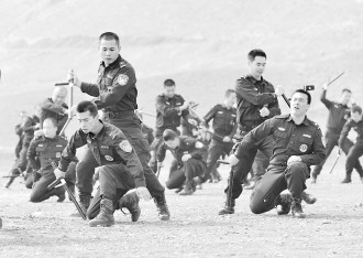 乌鲁木齐警方实战演练反恐女特警射击均97环以上