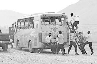 乌鲁木齐警方实战演练反恐女特警射击均97环以上(2)