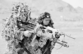 乌鲁木齐警方实战演练反恐女特警射击均97环以上(3)