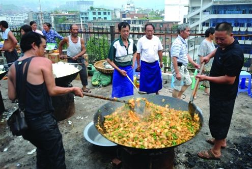 云南灾民讲述地震瞬间:亲见四五人被滚石压死
