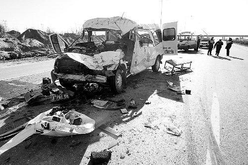 全顺小客车已在车祸中被撞得面目全非