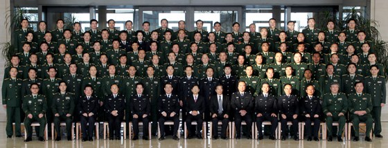 孟建柱:改进警卫工作形式 减少对人民群众影响