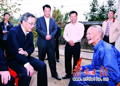 昨日,省委书记胡春华来到河源市东源县仙塘镇龙尾村,亲切看望