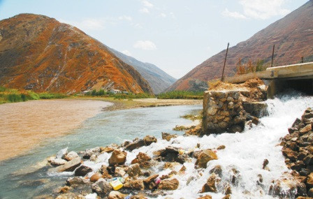 昆明东川"牛奶河"污染企业将被严惩 水色渐还原