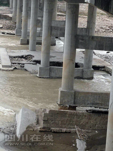 四川安县一大桥被曝水毁严重交通局称安全(图)