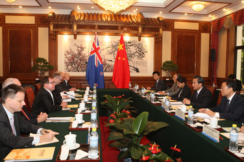 王毅与新西兰外长举行会谈望妥善处理经贸问题