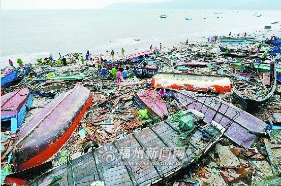 福建连江避风港逾300米海堤倒塌300多渔船损毁